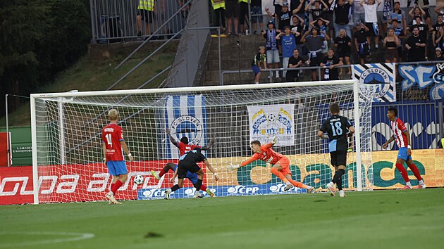 Patrik Dulay doráží v 61. minutě míč do brněnské sítě a posílá Liberec do vedení.
