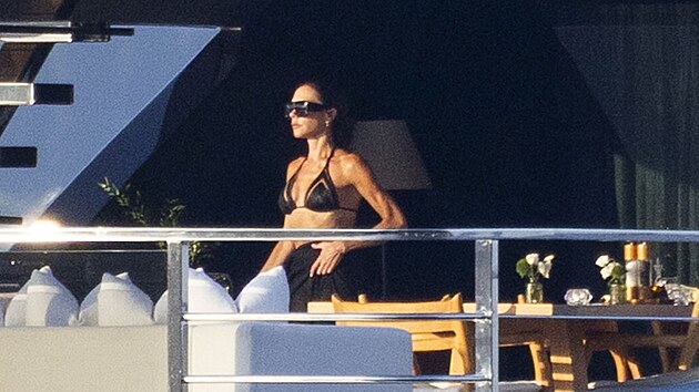 Victoria Beckhamová tráví dovolenou s rodinou na jachtě ve Francii (srpen 2026)