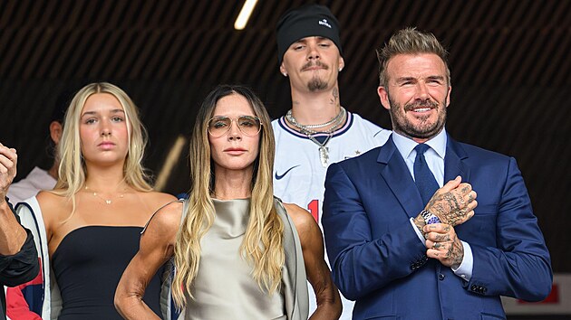 Victoria Beckhamová s manželem Davidem Beckhamem, dcerou Harper a synem Romeem (červenec 2026)