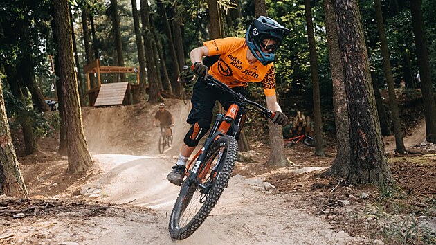 Traily Hořice. K oblíbeným trailům Dáška, Potoky a Grizzly se nově přidávají Krmelec trail, Rocklinka trail a Black Spitting Cobra trail.