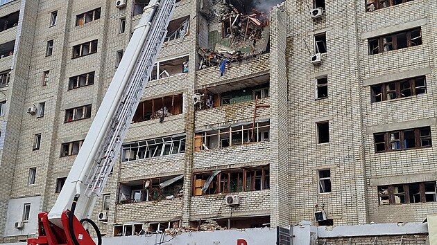 Ukrajinští hasiči bojují s následky ruských útoků na Charkov. (9. srpna 2026)