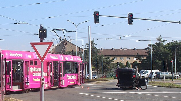 Na křižovatce olomouck&yacute;ch ulic Velkomoravsk&aacute; a Rooseveltova narazila tramvaj do auta, jehož řidič jel na červenou. V&yacute;sledkem byl vůz převr&aacute;cen&yacute; na střechu. (3. srpna 2026)