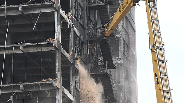 Ve Zlíně začalo bourání vyhořelé výškové budovy, rozebírají ji hydraulické nůžky. (7. srpen 2026)
