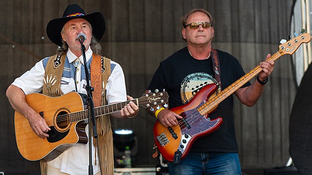 Po sedmadvaceti letech zazněla v neděli u přehrady Bystřička na Vsetínsku poslední písnička festivalu Starý dobrý western. Kapela Drops. (srpen 2026)