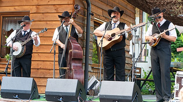 Po sedmadvaceti letech zazněla v neděli u přehrady Bystřička na Vsetínsku poslední písnička festivalu Starý dobrý western. Kapela Telegraf z Uherského Hradiště. (srpen 2026)