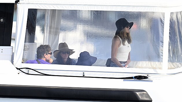 Jennifer Anistonová trávila na Mallorce čas s početnou skupinou přátel. Na snímku zleva: Pedro Pascal, Courteney Coxová, Amanda Anka, Jennifer Anistonová (srpen 2026)