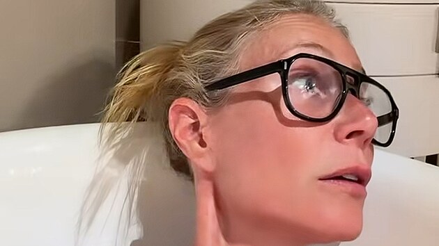 Paltrowov&aacute; pustila fanou&scaron;ky tak&eacute; do koupelny. Ve vaně se natočila s br&yacute;lemi. (srpen 2026)