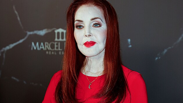 Priscilla Presleyová na společenské akci Night of Lifestyle Remus vsadila na výrazné líčení a svou typickou rudou barvu vlasů. (Mallorca, 30. července 2026)