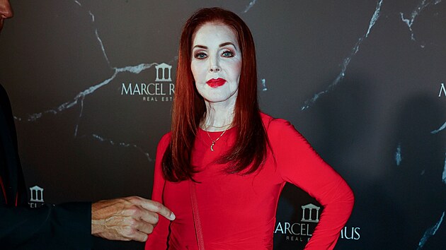 Priscilla Presleyová na společenské akci Night of Lifestyle Remus vsadila na výrazné líčení a svou typickou rudou barvu vlasů. (Mallorca, 30. července 2026)
