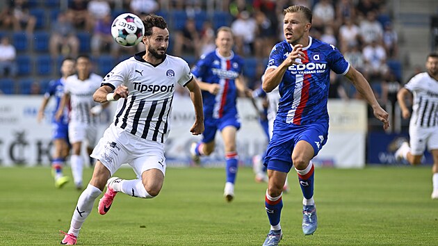 Janis Niarchos ze Slovácka (vlevo) jde do souboje o míč s Dominikem Plechatým z Artisu.