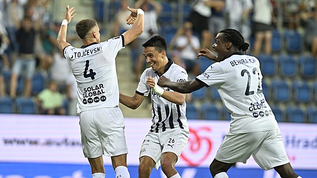 Fotbalisté Slovácka se radují ze vstřelené branky proti Artisu.