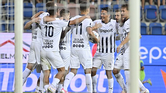 Fotbalisté Slovácka se radují ze vstřelené branky proti Artisu.
