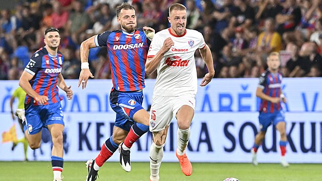 Daniel Vašulín (Zbrojovka) uniká plzeňské defenzivě.