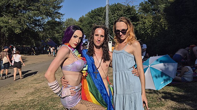 Drag queens Naděžda Diason (vlevo), Lavri Gina (uprostřed) a Smokee Kween na 16. ročníku průvodu Prague Pride. (8. srpna 2026)