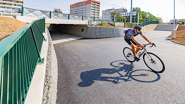 Zdeformované zábradlí u jednoho z podchodů pod hradeckou křižovatkou Mileta (3. srpna 2026)
