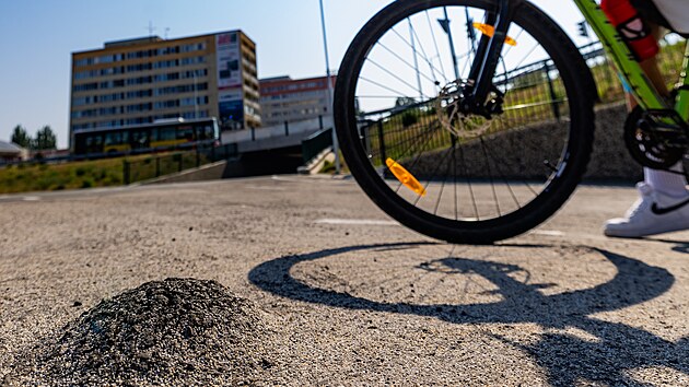 Na stezce pro pěší a cyklisty u hradecké křižovatky Mileta jsou boule, firma je musí opravit. (3. srpna 2026)