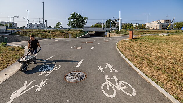 Chodcům a cyklistům pod hradeckou křižovatkou Mileta už slouží všechny čtyři podchody, otevřely dva zbývající. (3. srpna 2026)