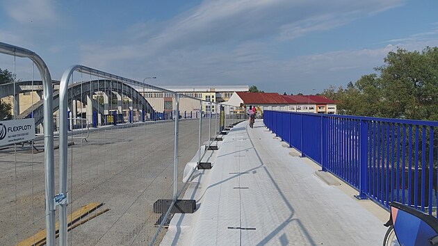 Devadesátiletý obloukový most v Týništi nad Orlicí čeká demolice, přes nový vedle už smějí pěší i cyklisté, i když zcela hotov není. (1. srpna 2026)