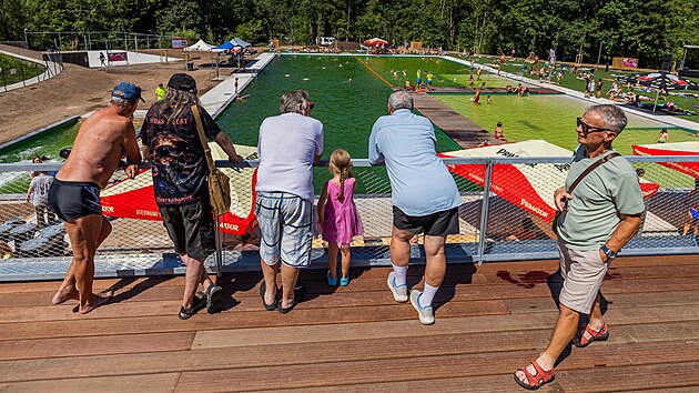 V první den dorazilo na novoměstské koupaliště až několik tisíc lidí. (8. srpna 2026)