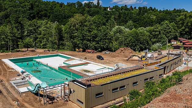 Letní areál Metuje měsíc před otevřením (8. července 2026)