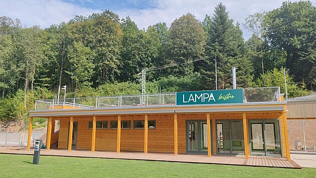 Na právě dokončeném koupališti v Novém Městě nad Metují otvírá bistro Lampa. (srpen 2026)
