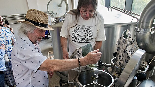 První česká frenšíza Švejk restaurant nepomuckého podnikatele Radka Sochora funguje už třicet let. Sochor v úterý k tomuto výročí v experimentálním pivovaru Elektrárna založil speciální várku ležáku a to spolu s potomky slavných autorů - Richardem Haškem (vlevo) a Josefem Ladou. (4. srpna 2026)