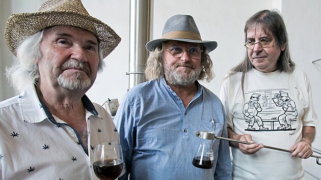 První česká frenšíza Švejk restaurant nepomuckého podnikatele Radka Sochora (uprostřed) funguje už třicet let. Sochor v úterý k tomuto výročí v experimentálním pivovaru Elektrárna založil speciální várku ležáku a to spolu s potomky slavných autorů - Richardem Haškem (vlevo) a Josefem Ladou. (4. srpna 2026)