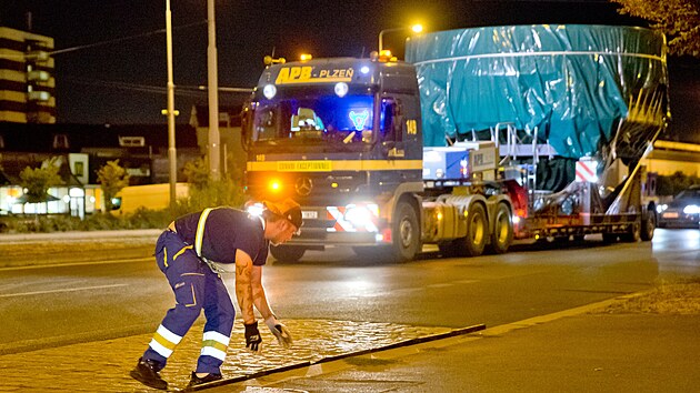 Do Plzeňského Prazdroje naváží specializovaná firma obří tzv. náduvníky, nádoby, které slouží k namáčení a praní ječmene před jeho dalším zpracováním na slad. (4. srpna 2026)