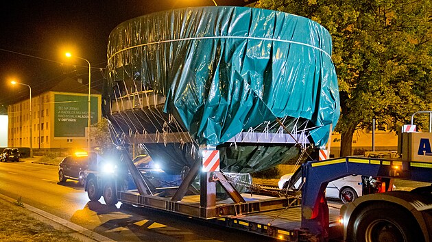 Do Plzeňského Prazdroje naváží specializovaná firma obří tzv. náduvníky, nádoby, které slouží k namáčení a praní ječmene před jeho dalším zpracováním na slad. (4. srpna 2026)