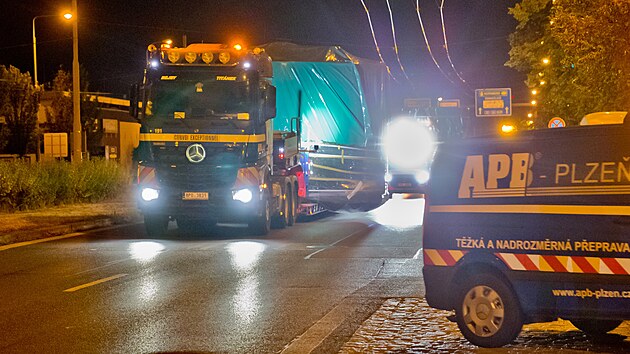 Do Plzeňského Prazdroje naváží specializovaná firma obří tzv. náduvníky, nádoby, které slouží k namáčení a praní ječmene před jeho dalším zpracováním na slad. (4. srpna 2026)