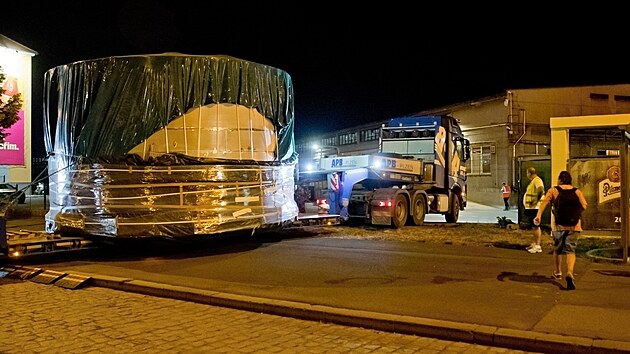 Do Plzeňského Prazdroje naváží specializovaná firma obří tzv. náduvníky, nádoby, které slouží k namáčení a praní ječmene před jeho dalším zpracováním na slad. (4. srpna 2026)