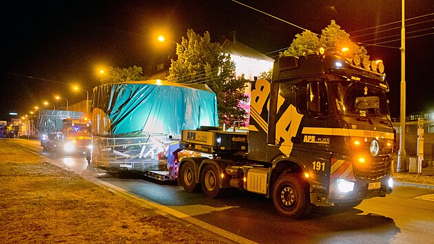 Do Plzeňského Prazdroje naváží specializovaná firma obří tzv. náduvníky, nádoby, které slouží k namáčení a praní ječmene před jeho dalším zpracováním na slad. (4. srpna 2026)