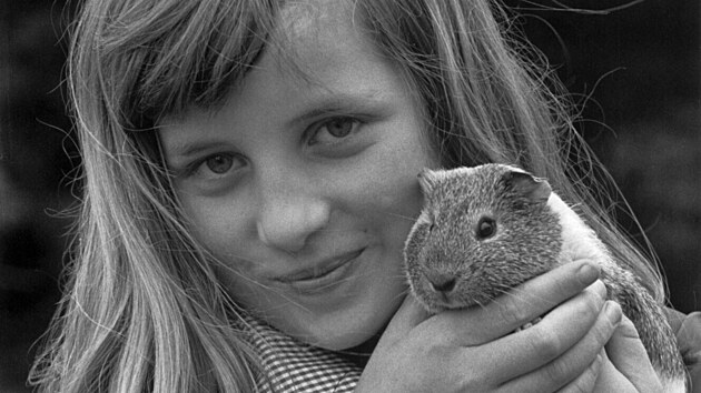 Desetiletá Diana Spencerová a její morče jménem Peanuts, neboli „Burák“ (1972)