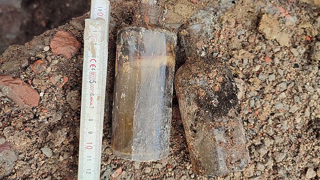 Detail nádob po vyzdvižení při archeologickém průzkumu v Táborské ulici v brněnských Židenicích. (srpen 2026)