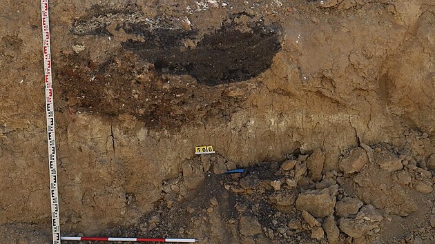 Odpadní jáma s vrstvou knoflíkařského odpadu. Archeologové ji objevili při průzkumu v Táborské ulici v brněnských Židenicích. (srpen 2026)