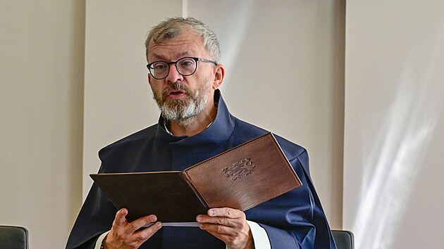 Ústavní soudce Zdeňek Kühn čte rozhodnutí o stížnosti Tomáše Jiřikovského, hlavního aktéra bitcoinové kauzy. (12. srpna 2026)