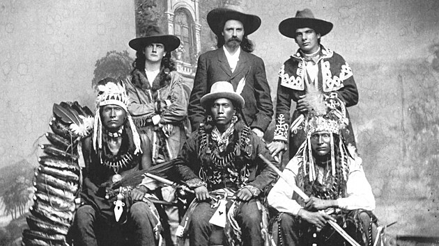 Buffalo Bill ve společnosti dvou zvědů a indiánů z kmenů Siouxů, Vran a Póníú v roce 1875