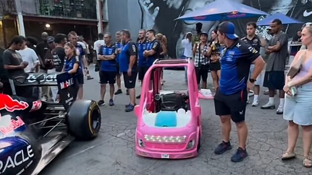Autíčko Barbie budí všude pozornost.