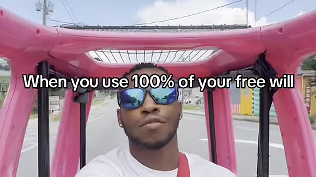 V autě se sedí skoro jako v motokáře.