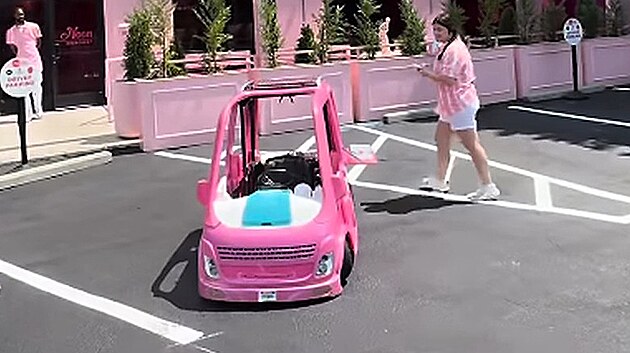 Mali Hightower přetvořil dětské plastové autíčko Barbie na plnohodnotnou motokáru se spalovacím motorem, která dokáže uhánět rychlostí až 88 km/h.