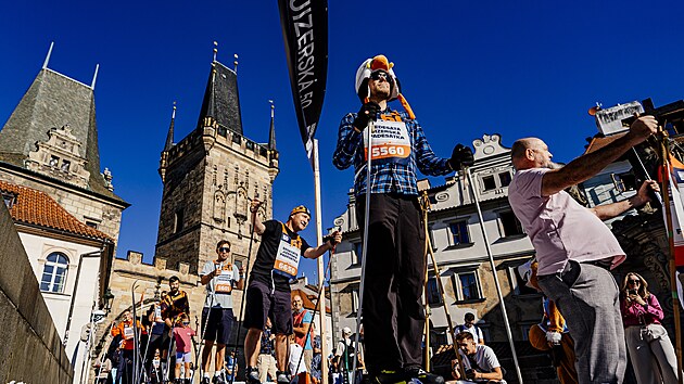 Běžkařská show na Karlově mostě. Exhibice podpořila otevření registrací na slavný závod Jizerská 50, který se v únoru poběží pošedesáté. (14. srpna 2026)