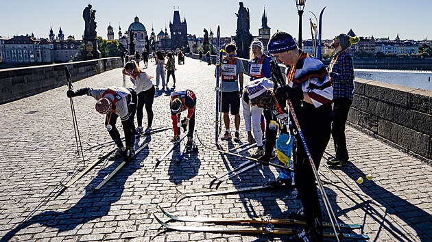 Běžkařská show na Karlově mostě. Exhibice podpořila otevření registrací na slavný závod Jizerská 50, který se v únoru poběží pošedesáté. (14. srpna 2026)