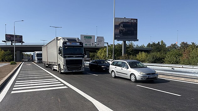 Prvn&iacute; auta proj&iacute;žděj&iacute; po zrekonstruovan&eacute;m druh&eacute;m p&aacute;su Kbelsk&eacute; ulice v Praze. (13. srpna 2026)