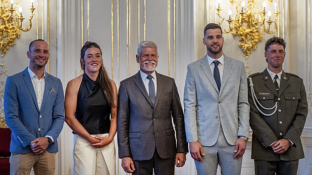 Prezident republiky Petr Pavel přijal na Pražském hradě mistra světa v šermu a mistry světa ve vodním slalomu. Zleva Vít Přindiš, Tereza Kneblová, Petr Pavel, Alexander Choupenitch a Jakub Krejčí. (19. srpna 2026)