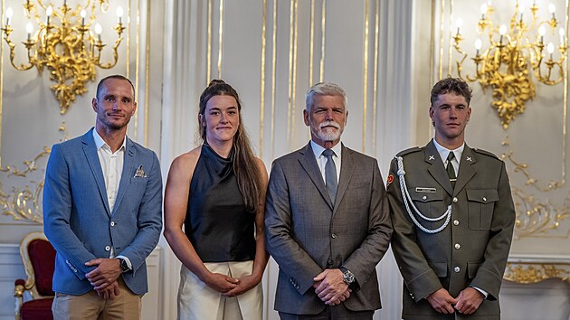 Prezident republiky Petr Pavel přijal na Pražském hradě mistra světa v šermu a mistry světa ve vodním slalomu. Zleva Vít Přindiš, Tereza Kneblová, Petr Pavel a Jakub Krejčí. (19. srpna 2026)
