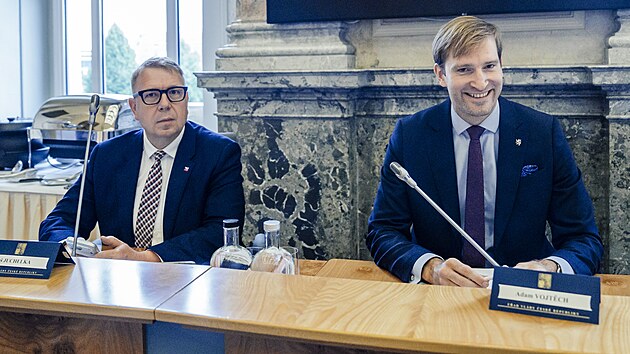 První schůze vlády po dvoutýdenní vládní přestávce. Na programu je mimo jiné návrh změny občanského zákoníku. Na snímku minstr práce Aleš Juchelka a ministr zdravotnictví Adam Vojtěch (oba za ANO). (17. srpna 2026)