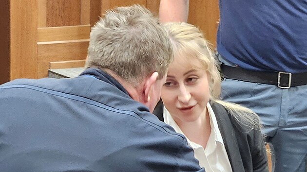Krajský soud v Ostravě začal projednávat rozsáhlou kauzu mezinárodního gangu, který podle obžaloby obchodoval s červeným fosforem pro výrobu pervitinu. Na snímku jedna z obžalovaných 27letá Vanesa Pomlklová. (10. srpen 2026).
