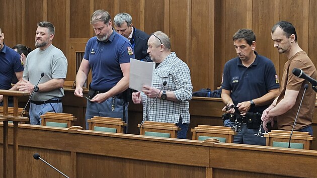 Krajský soud v Ostravě začal projednávat rozsáhlou kauzu mezinárodního gangu, který podle obžaloby obchodoval s červeným fosforem pro výrobu pervitinu. Na snímku obžalovaní - zleva Pomlkla, Krba a Vasyl Tsuper. (10. srpen 2026).