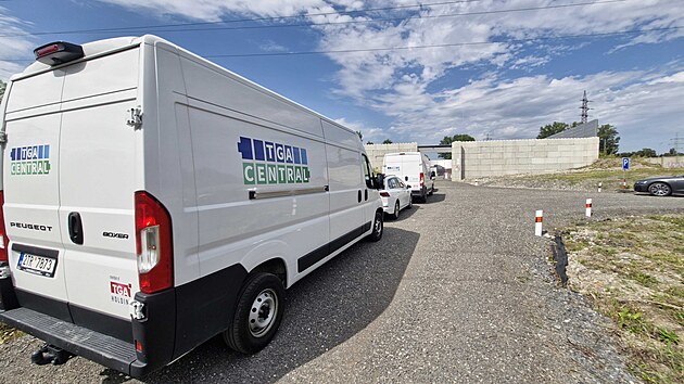 Areál nového bateriového úložiště společnosti TGA Central v ostravských Kunčicích. Celkem 11 velkokapacitních kontejnerů nabízí výkon 12,5 megawattu a kapacitu 33 megawatthodin. (10. srpen 2026)