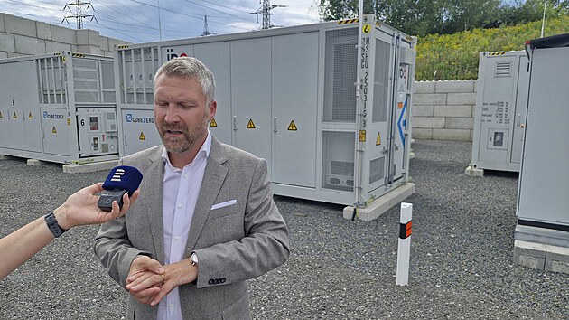 Areál nového bateriového úložiště společnosti TGA Central v ostravských Kunčicích. Celkem 11 velkokapacitních kontejnerů nabízí výkon 12,5 megawattu a kapacitu 33 megawatthodin. Na snímku majitel TGA Holding Georgios Tavandzis(. 10. srpen 2026)